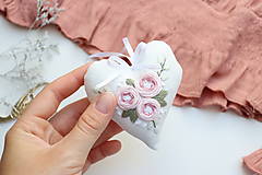 Dekorácie - Vyšívané srdiečko ♡ (Ružové ružičky) - 15778871_