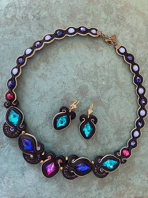 Náhrdelníky - Farebný celošitý soutache náhrdelník a náušnice - 15778477_