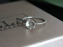 Prstene - Strieborný prsteň margarétka - 15779016_