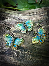 Náhrdelníky - Modrý-zelený Motýľ nesúci na krídlach leto - 15778176_