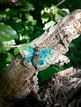 Náhrdelníky - Modrý-zelený Motýľ nesúci na krídlach leto - 15778177_