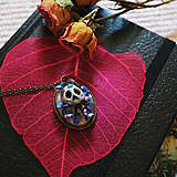Náhrdelníky - Oživ neživých/ modelovaný miniatúrny šperk - 15781274_