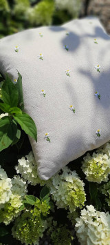 Úžitkový textil - Ľanová vyšívaná obliečka na vankúš - Margarétky (Malé kvetinky) - 15781243_