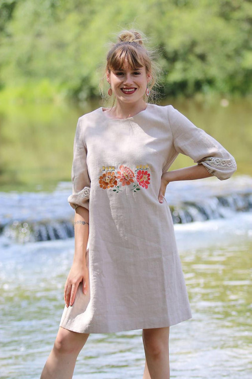 Šaty - Krátke vyšívané ľanové šaty Vnorená do krásy - 15780717_