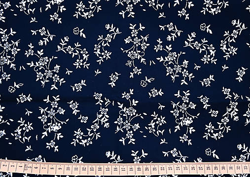 Textil - Biele kvietky na tmavomodrej 70x130 cm - 15783992_