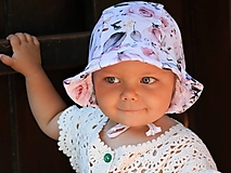 Detské čiapky - Letný detský mušelínový čepček letné ruže s riaseným šiltom - 15786897_