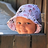 Detské čiapky - Letný detský mušelínový čepček letné ruže s riaseným šiltom - 15786899_