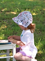 Detské čiapky - Letný detský mušelínový čepček letné ruže s riaseným šiltom - 15786900_