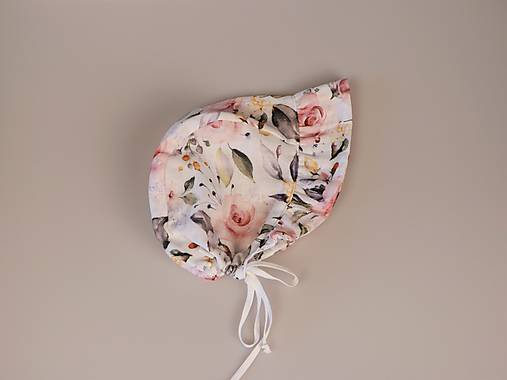 Letný detský mušelínový čepček letné ruže s riaseným šiltom
