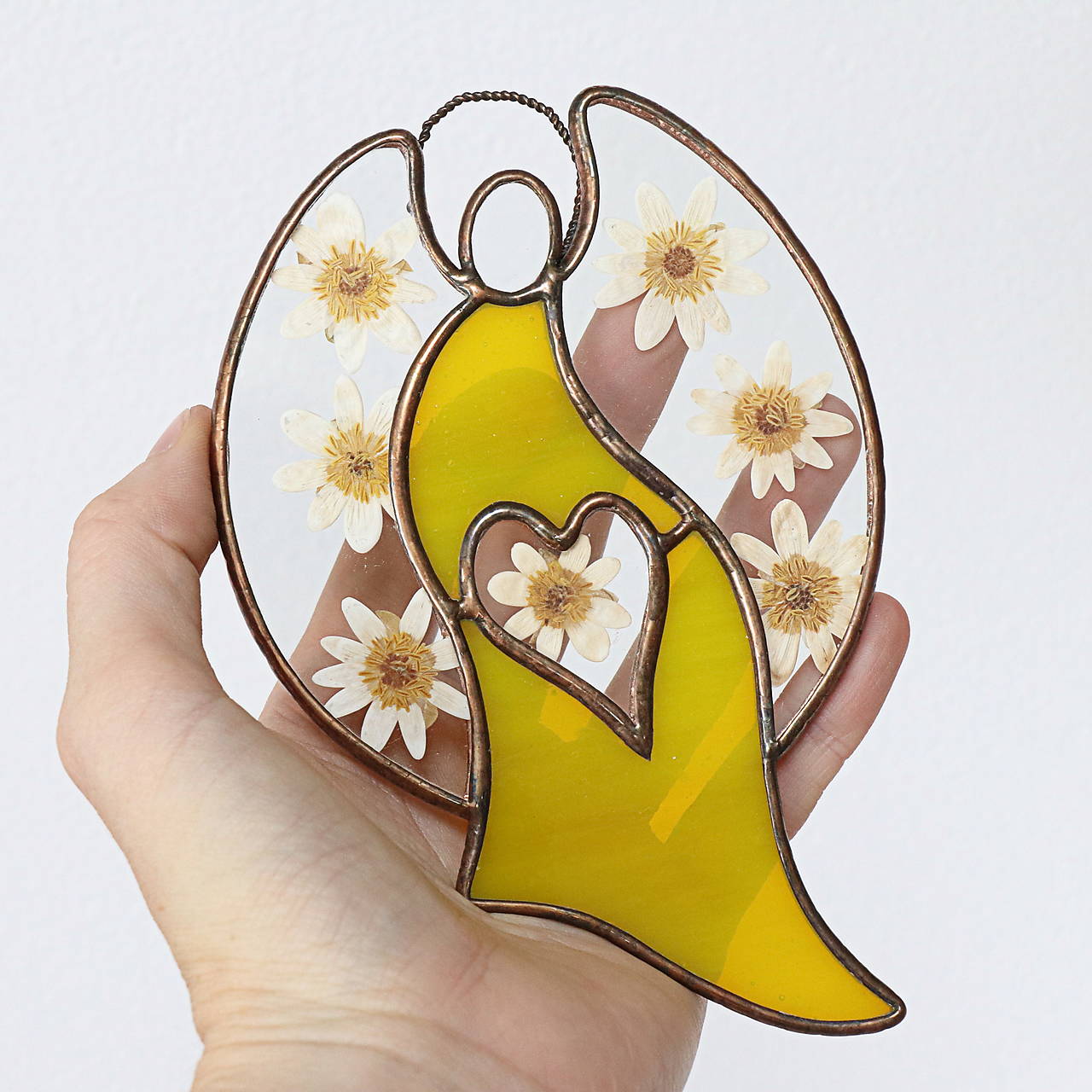 Vitrážoví anjeli so srdiečkom a rastlinami