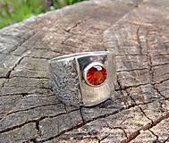 Prstene - Strieborný prsteň s Granátom - 15793017_