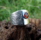 Prstene - Strieborný prsteň s Granátom - 15793027_