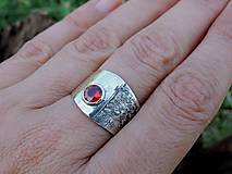 Prstene - Strieborný prsteň s Granátom - 15793028_