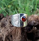 Prstene - Strieborný prsteň s Granátom - 15793032_