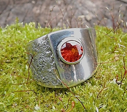 Prstene - Strieborný prsteň s Granátom - 15793016_