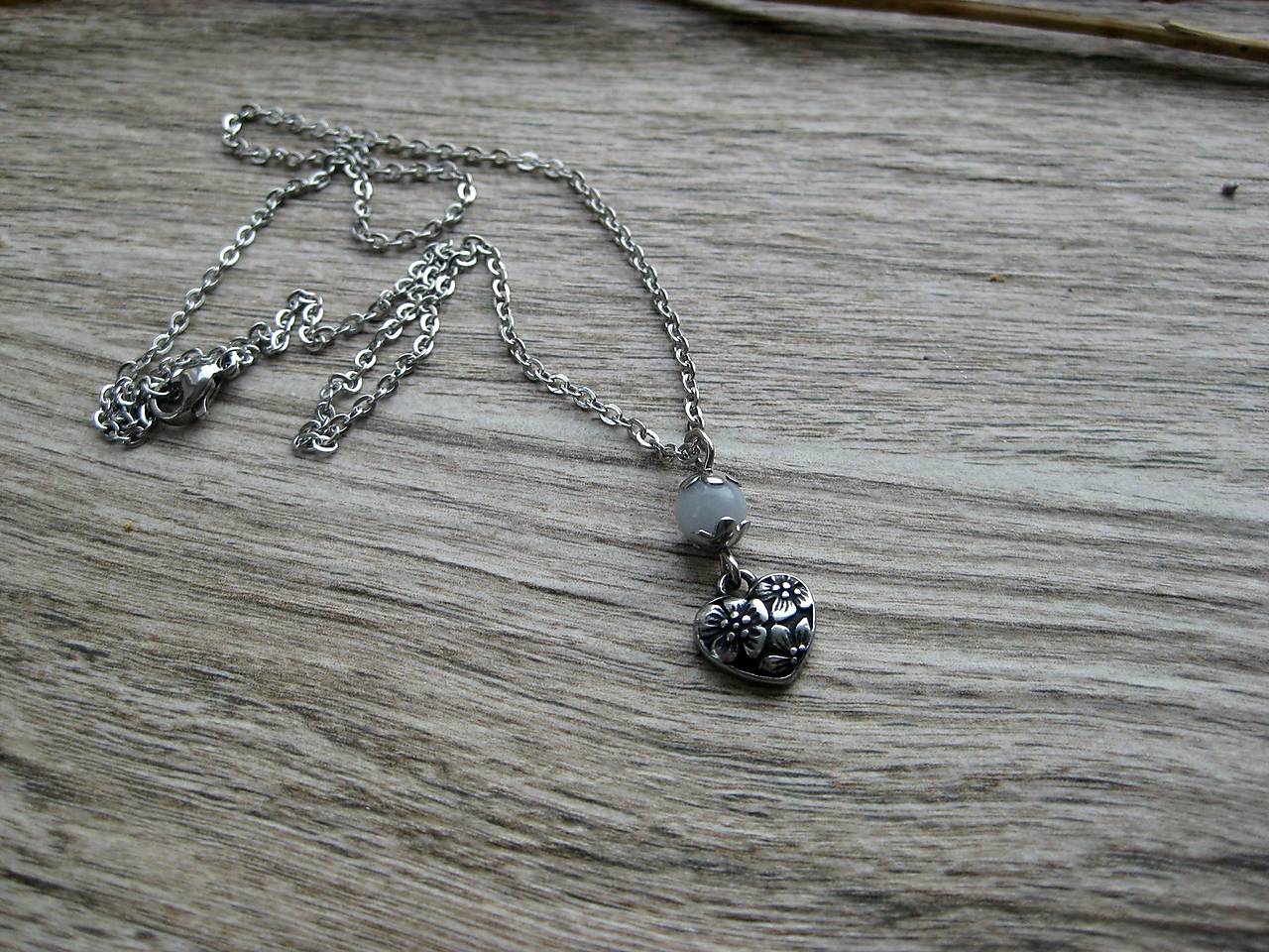 Náhrdelník so srdiečkom a minerálom - chirurgická oceľ