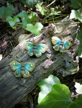 Náhrdelníky - Modrý-zelený Motýľ nesúci na krídlach leto - 15778178_