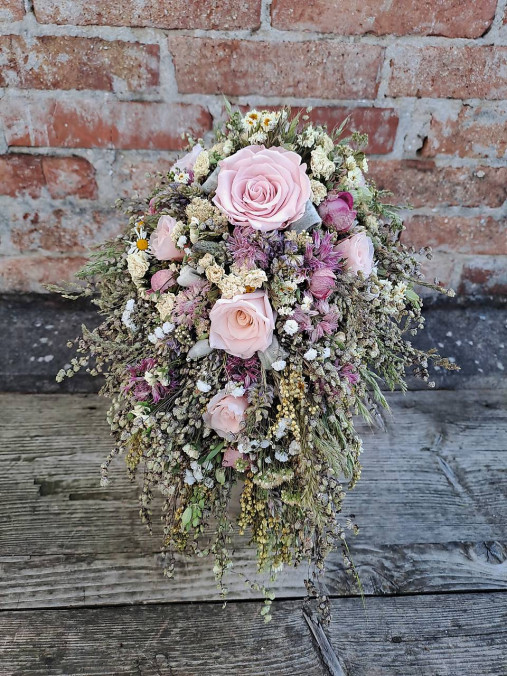 Kytice pre nevestu - Svadobná kytica zo sušených kvetov a stabilizovaných ruží - 15798110_