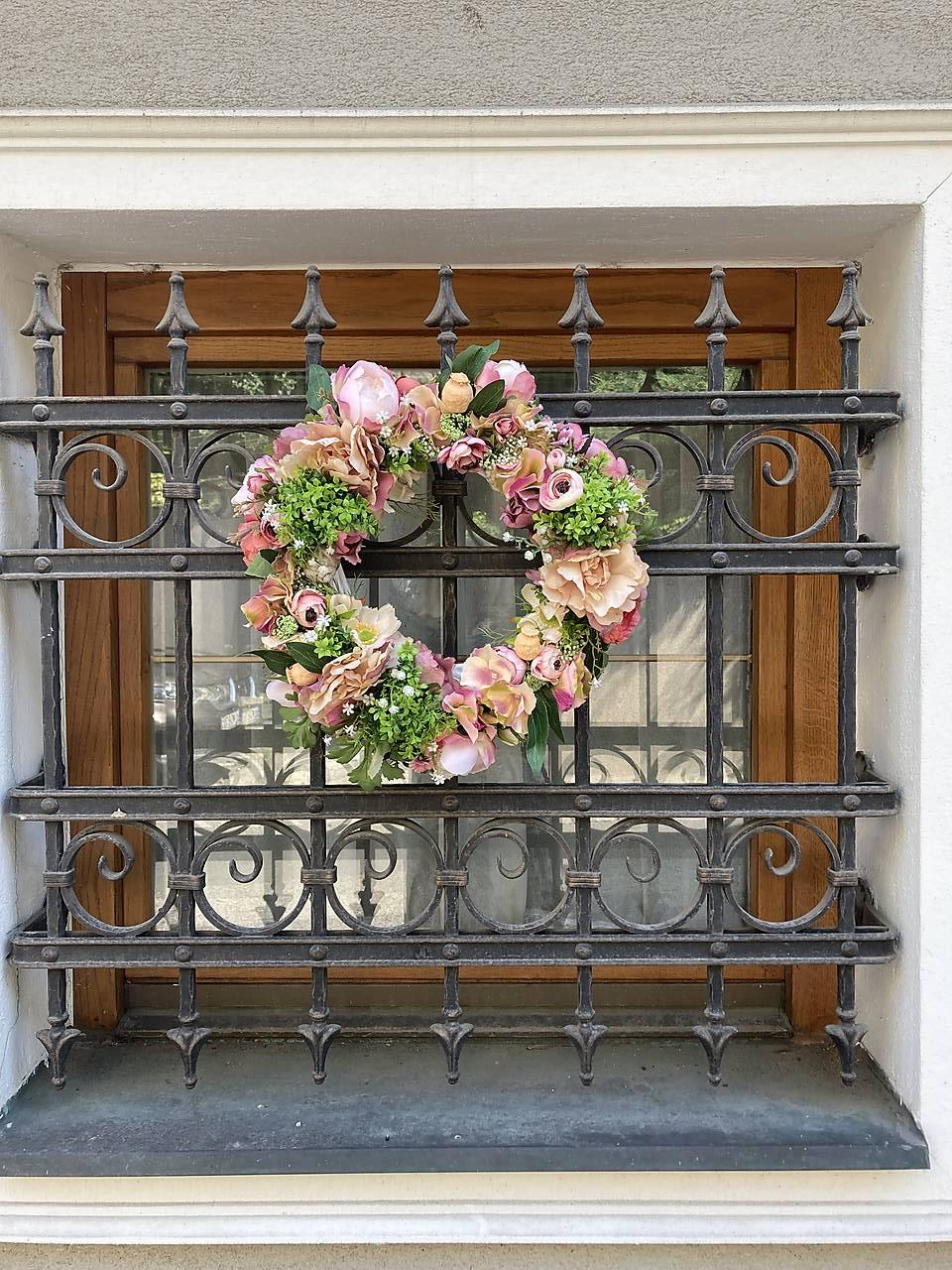 Veniec letný plný pivónií