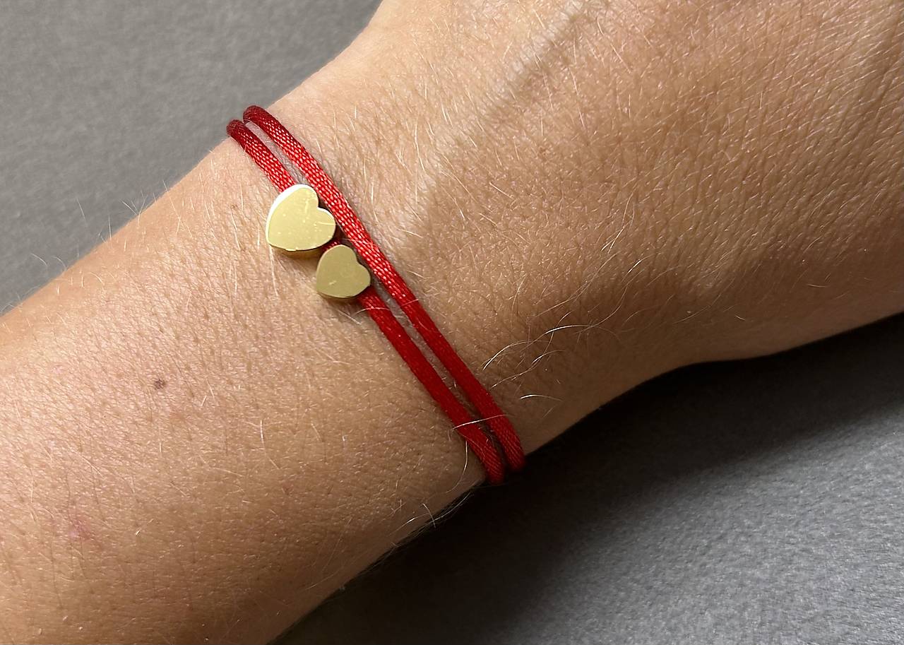 Mama a ja - saténový náramok proti urieknutiu so zlatými srdiečkami chirurgickej ocele