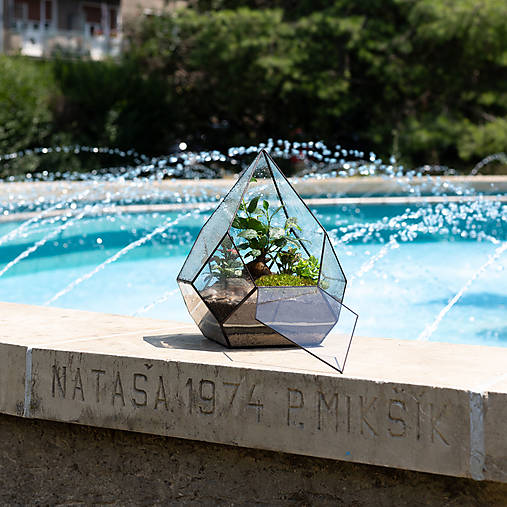 Dekorácie - Zatvorené rastlinné terárium "PYRAMÍDA" (Meď/Bronz) - 15800743_