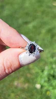 Prstene - Strieborný prsteň Kate s oválnym granátom a zirkónmi - 15801592_