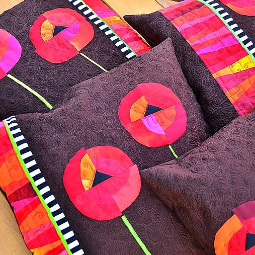 Úžitkový textil - Patchworkový polštář – vlčí máky v negativu - 15803423_