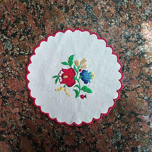 Úžitkový textil - Ručne vyšívaná dečka PS45 kruh priemer 25 cm - 15804912_