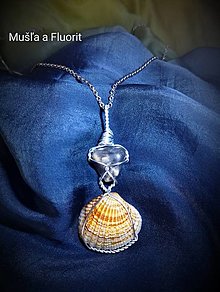Náhrdelníky - náhrdelník s mušľou a fluoritom - 15805649_