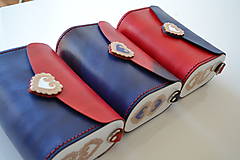 Kabelky - Kožená kabelka Zuzička červeno-modrá (Červená s modrou chlopňou) - 15807153_