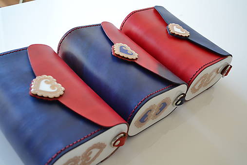 Kožená kabelka Zuzička červeno-modrá (Modrá s červenou chlopňou)