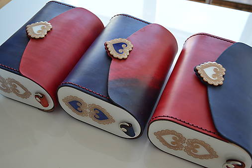 Kožená kabelka Zuzička červeno-modrá (Červená s modrou chlopňou)