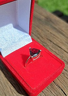 Prstene - Strieborný prsteň s trojuholníkovým granátom, pyrop - 15807248_