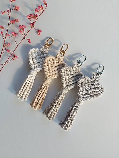 Kľúčenky - Makramé kľúčenka/prívesok "Heart" - 15809086_