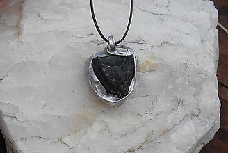 Náhrdelníky - prírodné minerály-náhrdelníky (obsidián-sopečné sklo-náhrdelník) - 15811180_