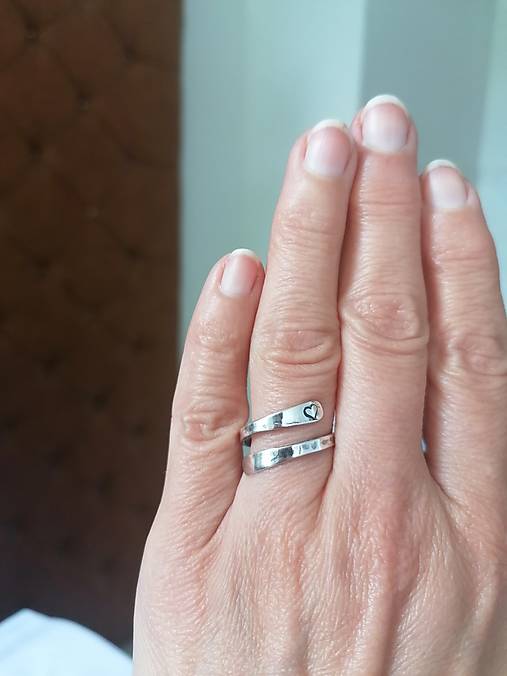 Strieborný ovinovací prsteň so srdiečkom