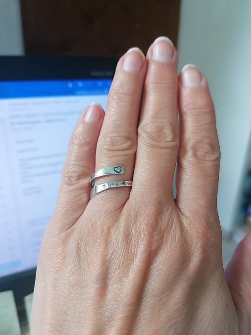 Strieborný ovinovací prsteň so srdiečkom