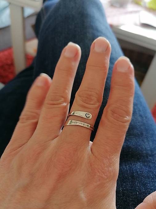 Strieborný ovinovací prsteň so srdiečkom