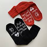 Ponožky, pančuchy, obuv - Maľované ponožky k výročiu svadby so srdiečkom (čierne + červené s maľbou v bielom) - 15812021_