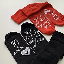 Ponožky, pančuchy, obuv - Maľované ponožky k výročiu svadby so srdiečkom (čierne + červené s maľbou v bielom) - 15812023_