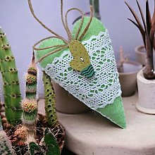 Dekorácie - Filcové srdiečka s kaktusom (V.) - 15812574_