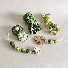 Detské súpravy - Zelený set hračiek s monsterou (1ks hryzátko + 1ks pískatka + medúza + hrkálka + retiazka na cumlík (upresniť pri objednávke)) - 15812989_