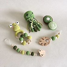 Detské súpravy - Zelený set hračiek s monsterou (2ks hryzátka + 2ks pískatka + medúza + hrkálka + retiazka na cumlík) - 15812991_