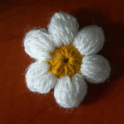 Materiál ručne robený - Kvietky s perličkami (bielo žltý kvietok) - 15812385_