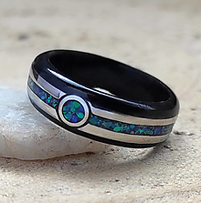 Prstene - Luxusný ebenový prsteň s oceľou a opálom - 15816341_