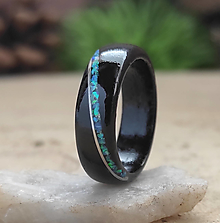 Prstene - Ebenový prsteň s opálom a oceľou - 15816599_