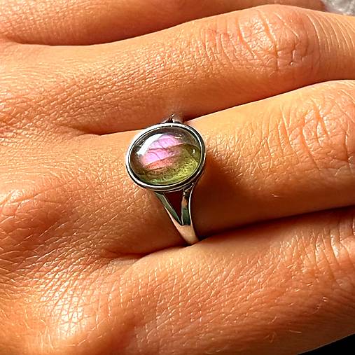 Prstene - Simple Oval Labradorite AG925 Ring / Jednoduchý prsteň s oválnym labradoritom strieborný AG925 - 15818716_