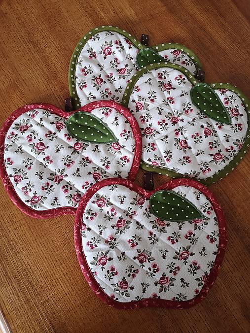 Úžitkový textil - Chňapka jabĺčko s ružičkami  (Červené) - 15817438_