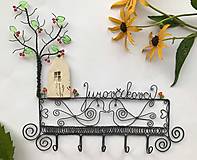 Dekorácie - Drôtený vešiak na kľúče - Domček pod stromom so zaľúbenými vtáčikmi - 15820280_