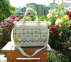 Kabelky - Malá biela kabelka so zeleným vyšívaným ornamentom - 15822181_